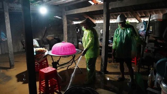Để chủ động ứng phó, hạn chế thấp nhất thiệt hại do thiên tai gây ra, Chủ tịch UBND tỉnh Cao Bằng đã ban hành công điện yêu cầu Chủ tịch UBND các xã, phường khẩn trương triển khai các biện pháp phòng, chống mưa lớn, ngập lụt, lũ quét và sạt lở đất theo phương châm "4 tại chỗ"; tuyệt đối không chủ quan, lơ là trong mọi tình huống.