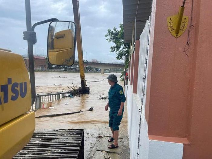 Lực lượng quân sự phường Thục Phán hỗ trợ người dân - (ảnh phường Thục Phán).
