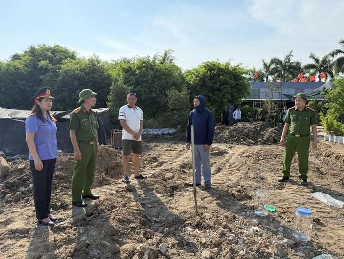 Lực lượng chức năng khám nghiệm hiện trường - (ảnh CANB).