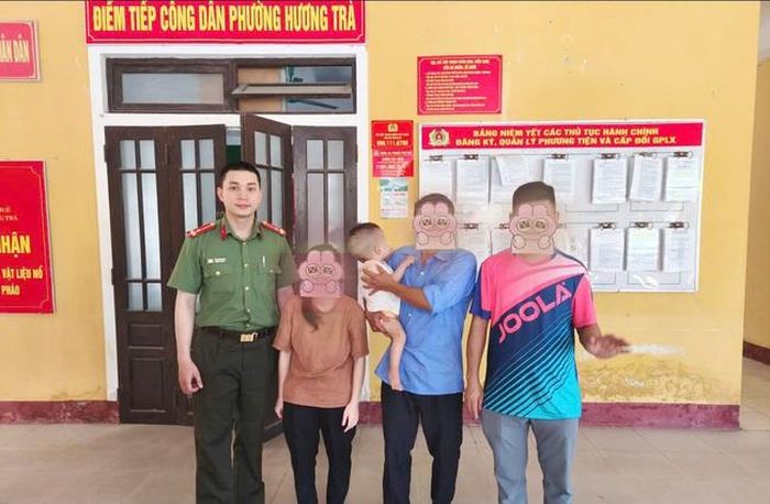 Công an phường Hương Trà bàn giao hai mẹ con T.M cho gia đình - (ảnh CATN).