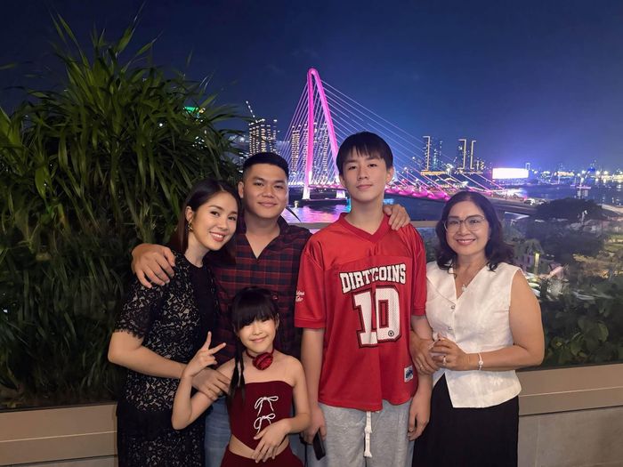 "Thứ 6, ngày 26 tháng 6 năm 2026, ngày đẹp và cũng là sinh nhật mẹ yêu - ngoại của Pháo Bông! Thật may mắn khi còn được quá nhiều khoảnh khắc hạnh phúc cùng ba mẹ và gia đình. Chúc mẹ nhiều sức khỏe để vui cùng con cháu!".