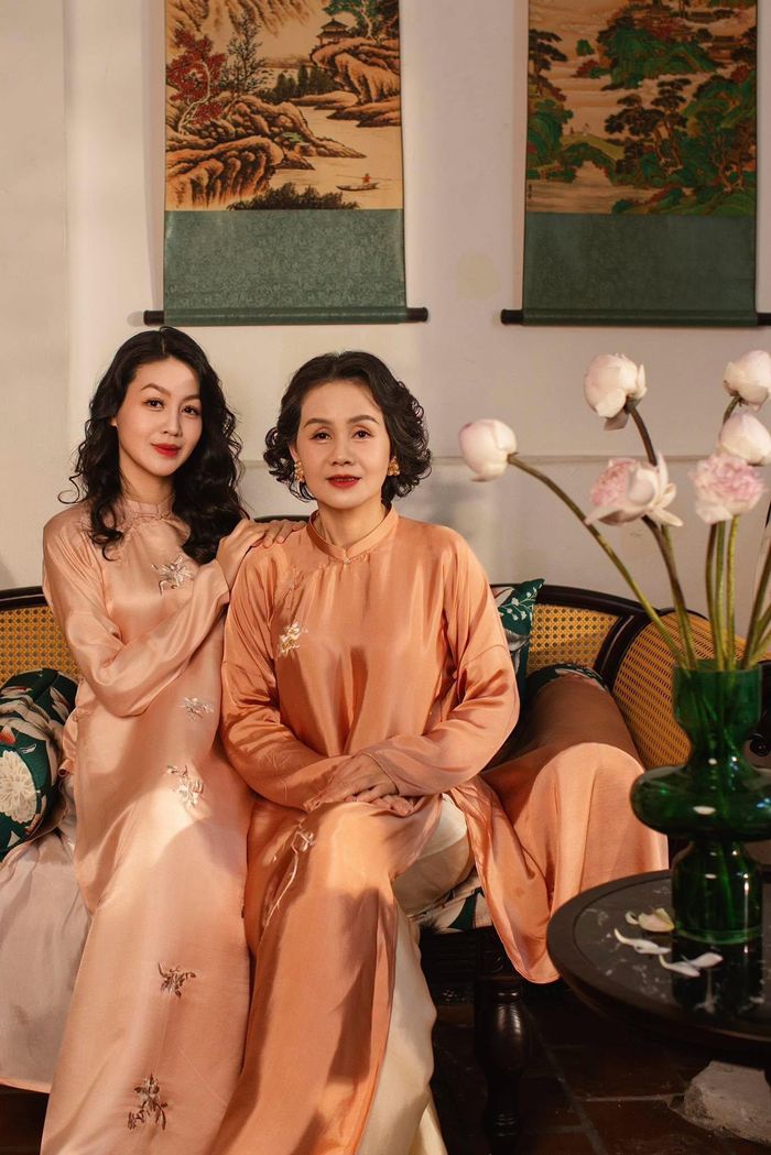 MC Hồng Nhung VTV gây chú ý khi chia sẻ ảnh cùng mẹ qua 30 năm: "Nhung và mẹ Hạnh 30 năm".
