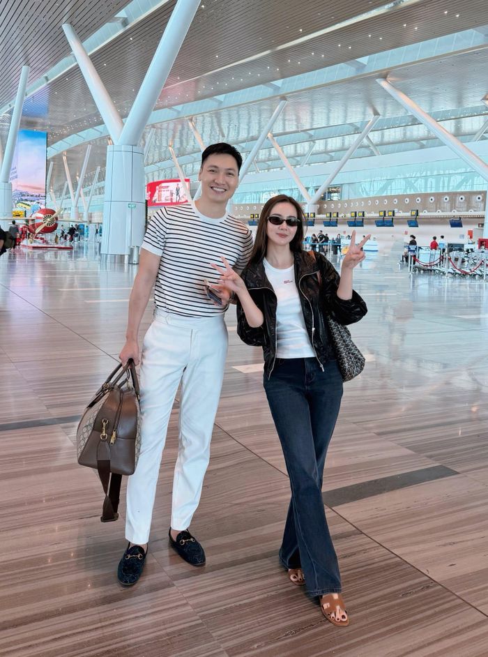 Huyền Lizzie đăng ảnh cùng Mạnh Trường kèm trạng thái: "Đi công tác thì bắt gặp người quen".