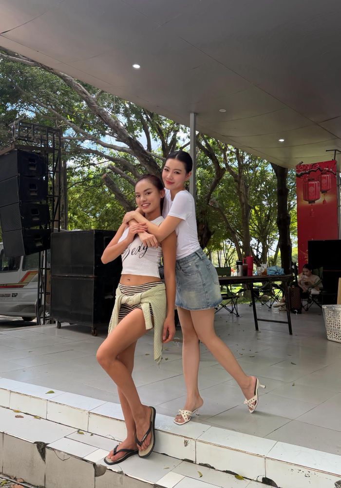 Diễn viên Thanh Hương bất ngờ đăng ảnh với Á hậu Mai Ngô kèm trạng thái: "Thân thân thế thôi chứ vô phim là 'đâm' nhau". Fan tò mò dự án chung của 2 người đẹp.