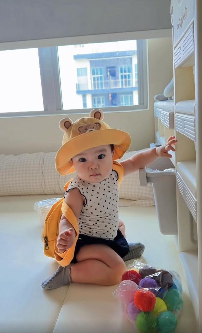 Ngô Thanh Vân chia sẻ hình ảnh bé Gạo kèm trạng thái: "ao mà em lớn nhanh quá… Sắp tới lúc chọn trường cho em rồi các mom ơi! Ai Q2 hãy cho mẹ lời khuyên trường nào cho bé sau 1 tuổi ạ? Bắt đầu bước vào giai đoạn thứ 2 của hành trình này rồi… Ôi lo lắng thế!".