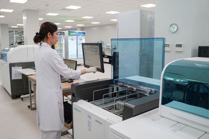 Hệ thống thiết bị hiện đại phục vụ xét nghiệm.