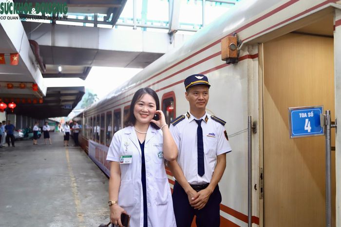 Bác sĩ tại Bệnh viện Bạch Mai chụp ảnh cùng nhân viên đường sắt trước khi khởi hành.