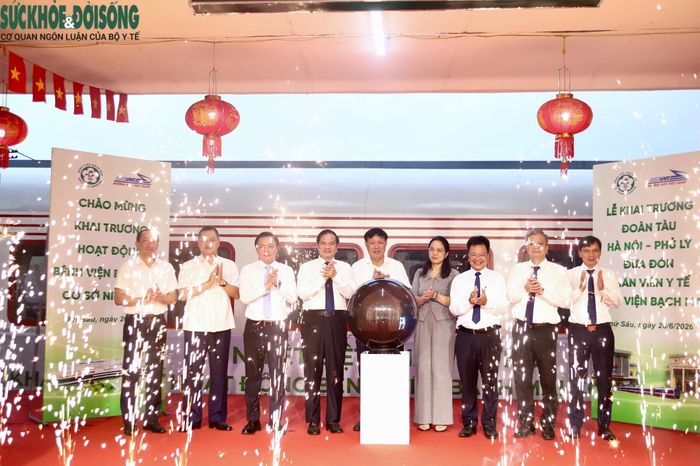 Các đại biểu thực hiện nghi lễ khai trương hoạt động đoàn tàu chuyên biệt phục vụ đưa đón y, bác sĩ làm việc tại Bệnh viện Bạch Mai cơ sở 2, kết nối Hà Nội với ga Phủ Lý.