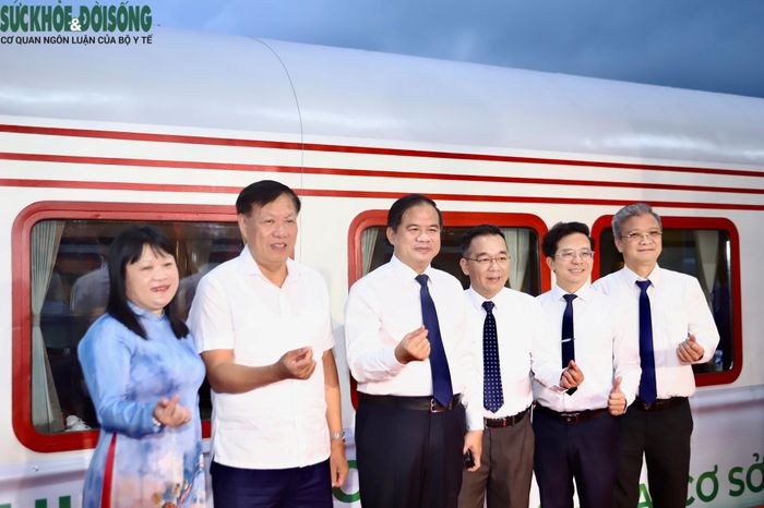 Thứ trưởng Bộ Y tế Đỗ Xuân Tuyên chụp ảnh lưu niệm cùng các đại biểu tham dự lễ khai trương đoàn tàu Hà Nội - Phủ Lý.