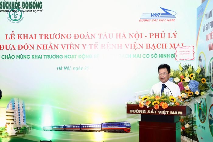 Ông Đặng Sỹ Mạnh cho biết đoàn tàu Hà Nội - Phủ Lý không chỉ đáp ứng nhu cầu đi lại của đội ngũ y tế Bệnh viện Bạch Mai mà còn thể hiện trách nhiệm xã hội của ngành Đường sắt, góp phần kết nối dịch vụ y tế với người dân.