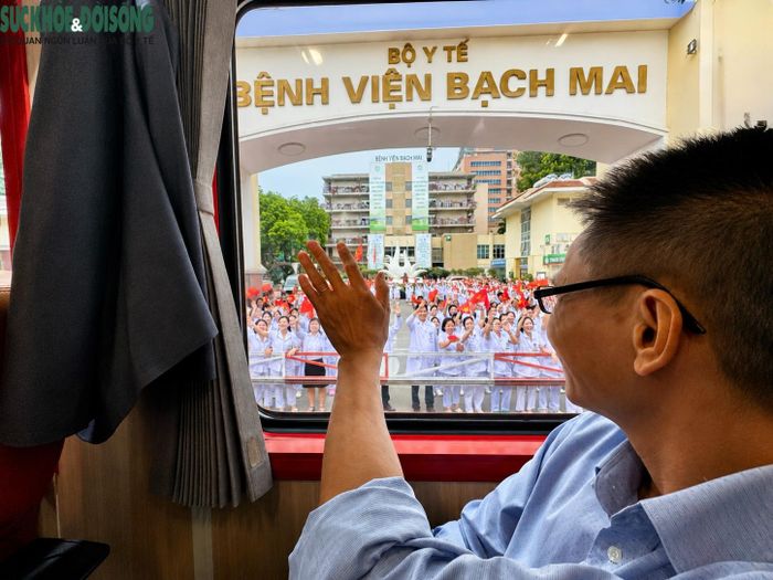 Khoảnh khắc các y, bác sĩ tại Bệnh viện Bạch Mai cơ sở Hà Nội vẫy tay chào đồng nghiệp trên chuyến tàu đầu tiên.