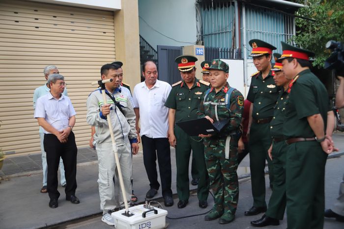 Trong ngày đầu triển khai, lực lượng chức năng tiến hành rà quét tại 2 địa điểm gồm khu vực đường Xuân 68 và khu vực cửa Chánh Tây, những nơi nghi có mộ tập thể liệt sĩ.