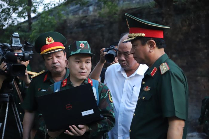Trung tướng Hà Thọ Bình đã thăm hỏi, động viên lực lượng làm nhiệm vụ, đồng thời đề nghị các đơn vị chuyên môn phát huy tinh thần trách nhiệm cao nhất, tổ chức rà soát kỹ lưỡng, khoa học, không bỏ sót các dấu hiệu nghi vấn.