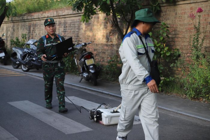 Máy rađa xuyên đất hoạt động dựa trên nguyên lý phát sóng điện từ xuống lòng đất. Khi gặp các lớp địa chất hoặc vật thể có cấu trúc khác biệt so với môi trường xung quanh, tín hiệu sẽ phản xạ trở lại và được thiết bị ghi nhận, xử lý. Qua đó, có thể phát hiện các khu vực có dấu hiệu xáo trộn địa tầng, hố chôn lấp hoặc những dị thường địa chất dưới mặt đất.