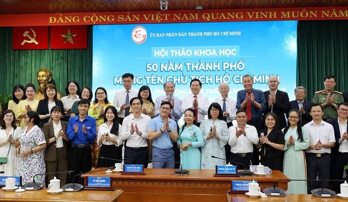 Các đại biểu tham dự hội thảo chụp ảnh lưu niệm.