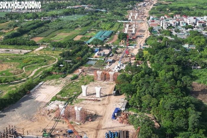 Ở giữa sông Hồng, công tác thi công cũng đang được triển khai. Phía Long Biên, nhiều trụ cầu đã lộ diện hình hài.