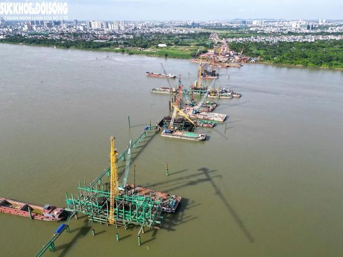 Tại đây, nhiều trang thiết bị, máy móc, công nhân đang triển khai thi công một số hạng mục của công trình.