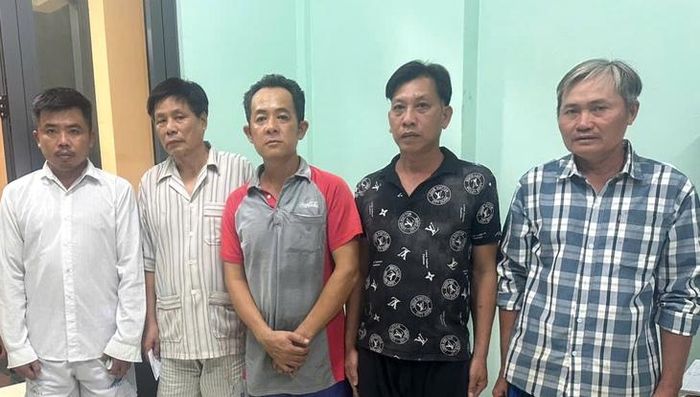 Các bị can Võ Văn Thâu, Phùng Hữu Thịnh, Trương Minh Quang, Nguyễn Văn Linh và Lâm Văn Đảm. Ảnh: Công an tỉnh An Giang