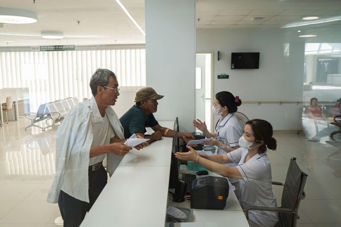 Đón tiếp người bệnh thăm khám tại Bệnh viện Bạch Mai cơ sở Ninh Bình.