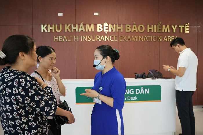 Hướng dẫn người bệnh đến thăm khám.