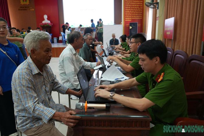 Các cán bộ, chiến sĩ cẩn trọng kiểm tra, đối chiếu thông tin để bảo đảm dữ liệu thu nhận chính xác ngay từ khâu đầu tiên.