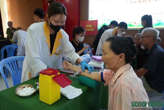Cán bộ y tế thực hiện lấy mẫu ADN theo quy trình chuyên môn, bảo đảm an toàn và đúng quy định.