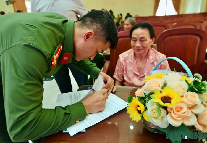 Lực lượng Công an Nghệ An hướng dẫn người dân hoàn thiện thông tin trước khi thực hiện lấy mẫu ADN theo đúng quy trình.