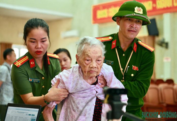 Ánh mắt của những người thân liệt sĩ lấp lánh niềm hy vọng sớm hoàn thành hành trình tìm kiếm kéo dài hàng chục năm nhờ sự hỗ trợ của công nghệ ADN.