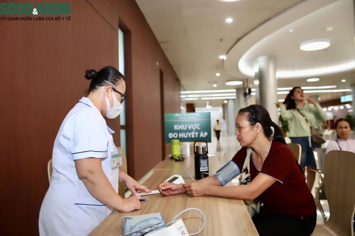 Dù lượng người đến khám đông, công tác tiếp đón và phân luồng vẫn được thực hiện bài bản, bảo đảm quy trình và trật tự.