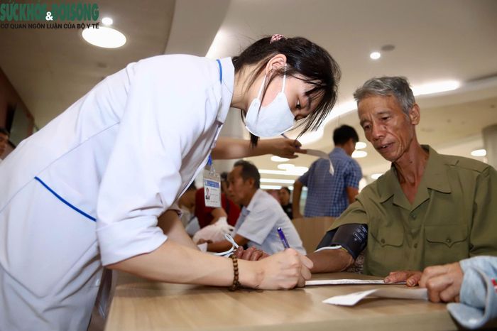 Bên cạnh chương trình khám bệnh miễn phí, bệnh viện cũng tổ chức khám bảo hiểm y tế và khám dịch vụ phục vụ người dân.