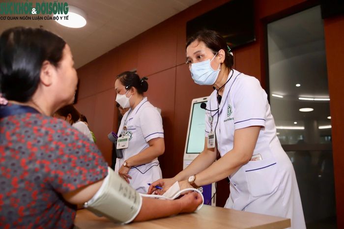Các y, bác sĩ Bệnh viện Bạch Mai cơ sở Ninh Bình tận tình thăm khám cho người dân, ưu tiên người cao tuổi.