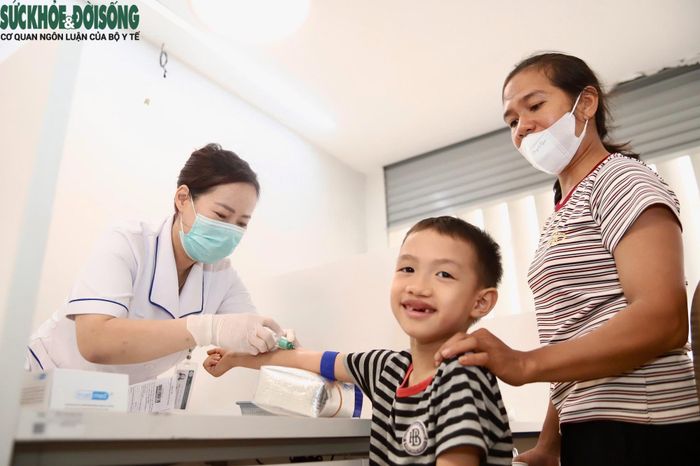 Một em nhỏ được thăm khám trong ngày khai trương Bệnh viện Bạch Mai cơ sở Ninh Bình.