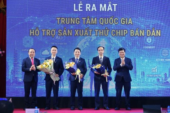 Ra mắt Trung tâm Quốc gia hỗ trợ sản xuất thử chip bán dẫn đầu tiên của Việt Nam.