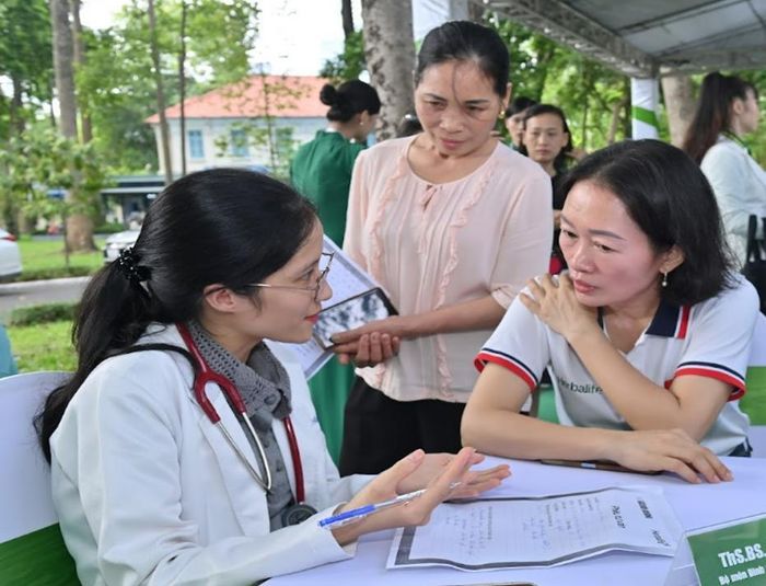 Một số hình ảnh chuyên gia tư vấn cho người dân về dinh dưỡng, cách chăm sóc sức khỏe tại Ngày Dinh dưỡng cộng đồng.