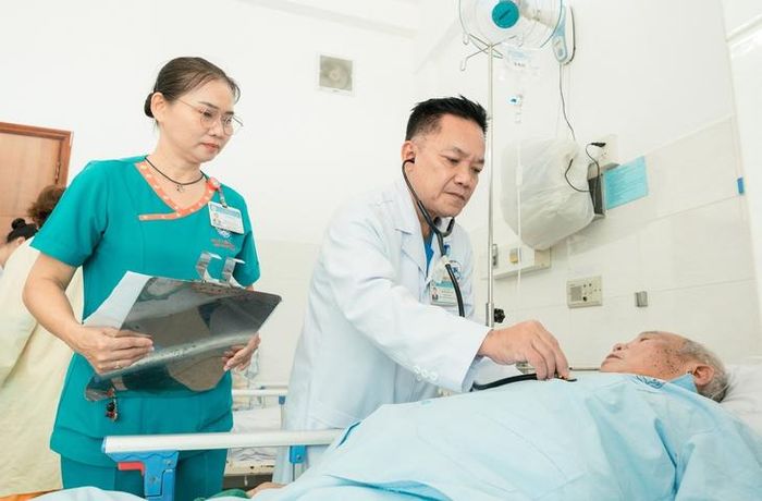 Bệnh nhân 78 tuổi bị vỡ động mạch chủ ngực được cứu nhờ phẫu thuật Hybrid. Ảnh: BVCC.