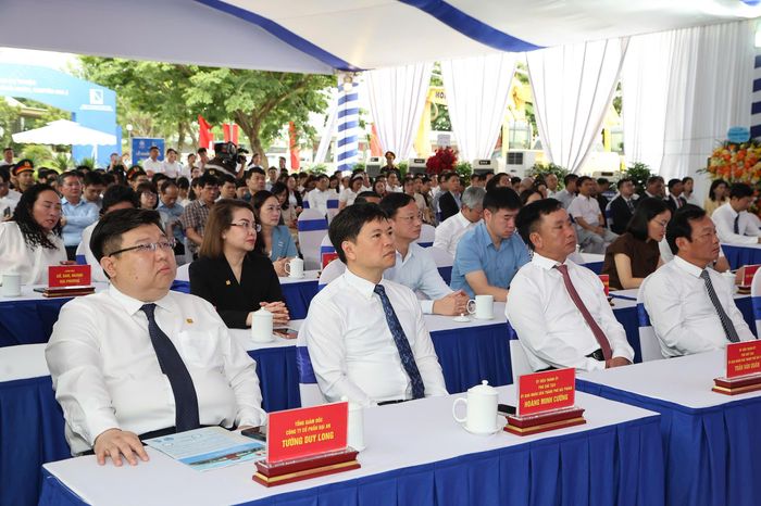 Các đại biểu tham dự Lễ khởi công. Ảnh: Cổng TTĐT thành phố.