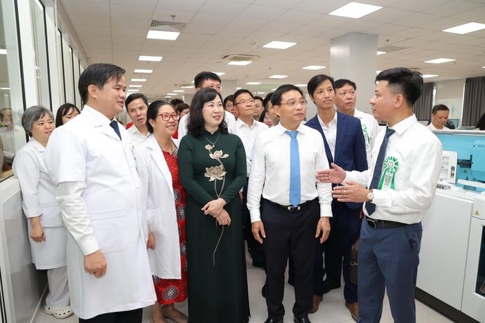 Phó Thủ tướng Chính phủ Nguyễn Văn Thắng, Bộ trưởng Bộ Y tế Đào Hồng Lan nghe Phó Giám đốc Bệnh viện Bạch Mai phụ trách cơ sở Ninh Bình Nguyễn Tuấn Tùng giới thiệu về cơ sở vật chất của bệnh viện.