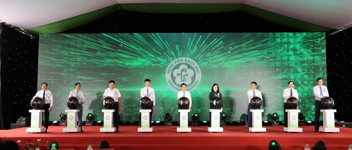 Phó Thủ tướng Chính phủ Nguyễn Văn Thắng, Bộ trưởng Bộ Y tế Đào Hồng Lan, Bí thư Tỉnh ủy Ninh Bình Trần Huy Tuấn cùng các đại biểu thực hiện khai trương đưa Bệnh viện Bạch Mai cơ sở Ninh Bình chính thức vào hoạt động.