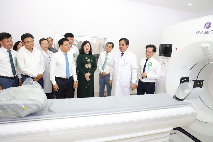 Phó Thủ tướng Chính phủ Nguyễn Văn Thắng, Bộ trưởng Bộ Y tế Đào Hồng Lan cùng các đại biểu nghe PGS.TS Đào Xuân Cơ - Giám đốc Bệnh viện giới thiệu về trang thiết bị hiện đại của bệnh viện.
