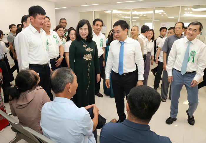Phó Thủ tướng Chính phủ Nguyễn Văn Thắng, Bộ trưởng Bộ Y tế Đào Hồng Lan, Bí thư Tỉnh ủy Ninh Bình Trần Huy Tuấn trò chuyện với người dân đến thăm khám sức khỏe tại Bệnh viện Bạch Mai cơ sở Ninh Bình.