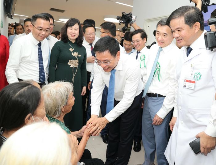 Phó Thủ tướng Chính phủ Nguyễn Văn Thắng trò chuyện với người dân đến thăm khám sức khỏe tại Bệnh viện Bạch Mai cơ sở Ninh Bình.