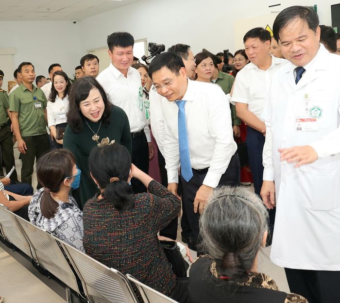 Phó Thủ tướng Chính phủ Nguyễn Văn Thắng, Bộ trưởng Bộ Y tế Đào Hồng Lan trò chuyện với người dân đến thăm khám sức khỏe tại Bệnh viện Bạch Mai cơ sở Ninh Bình.