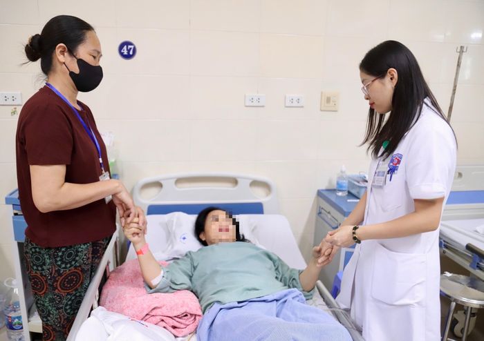 Bác sĩ dinh dưỡng trò chuyện, tư vấn thêm với người bệnh điều trị tại Bệnh viện K.