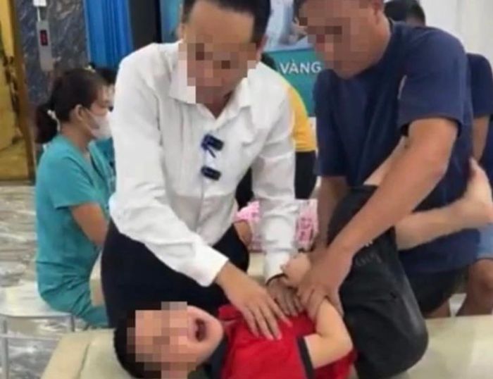 Quá trình can thiệp, nhiều trẻ la hét, gồng người, giãy giụa (ảnh chụp màn hình).