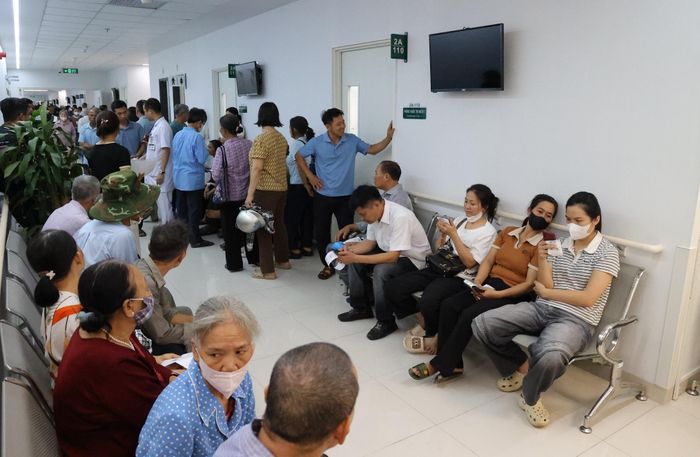 Đông đảo người dân đến thăm khám tại Bệnh viện Bạch Mai cơ sở Ninh Bình.