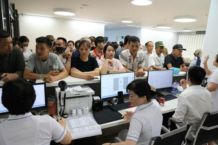 Người dân làm thủ tục thăm khám tại Bệnh viện Bạch Mai cơ sở Ninh Bình.