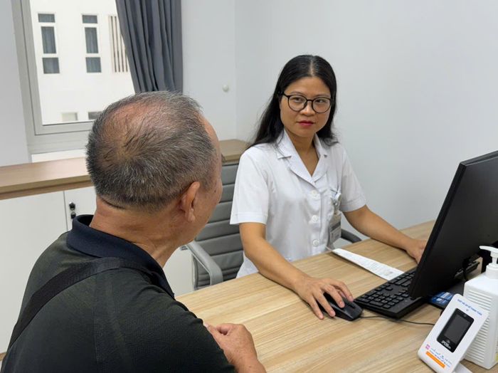 PGS.TS Phạm Cẩm Phương, Giám đốc Trung tâm Ung bướu và Y học hạt nhân, Bệnh viện Bạch Mai tư vấn, thăm khám cho người bệnh.