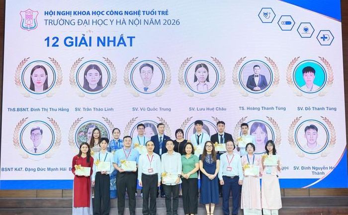 Lãnh đạo Trường Đại học Y Hà Nội trao giải Nhất cho các báo cáo viên xuất sắc nhất tại Hội nghị Khoa học và Công nghệ Tuổi trẻ năm 2026.
