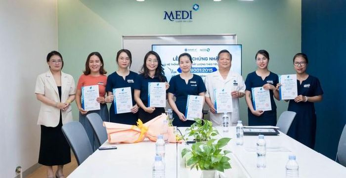 Đại diện ISOCERT và MEDIPLUS tại sự kiện cấp chứng nhận Hệ thống quản lý chất lượng theo tiêu chuẩn ISO 9001:2015.