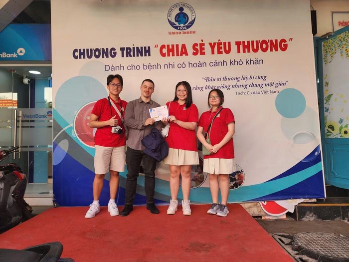  Bạn Khánh Thy (thứ hai bên phải) cùng nhóm bạn tham gia chương trình "Chia sẻ yêu thương" tại Bệnh viện Nhi đồng 1 TP.HCM. 